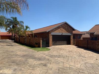 Townhouse For Rent in Amberfields , Centurion